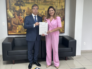 Prefeita de Cajazeiras assina adesão ao Pacto Paraibano pela Primeira Infância