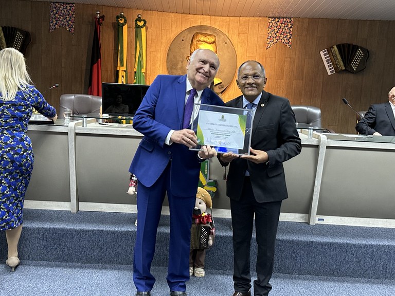 Nominando Diniz é homenageado com o “Título de Cidadão” em solenidade na Câmara de Campina Grande