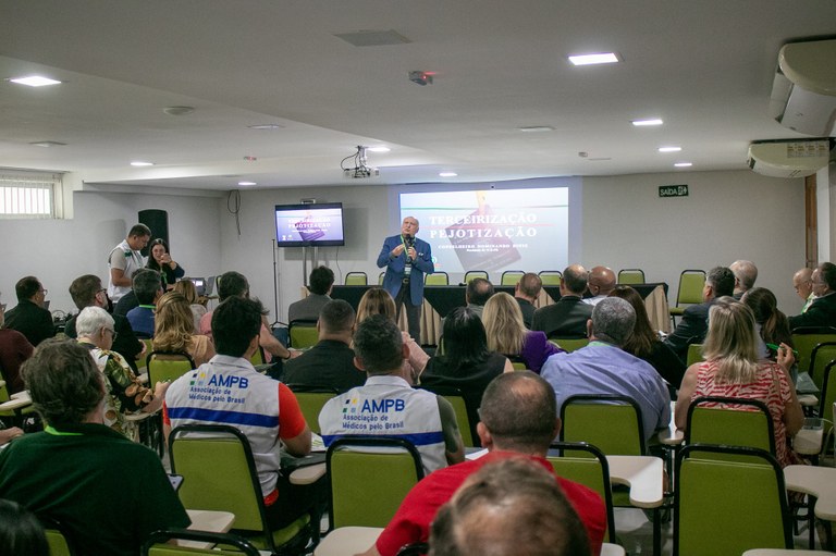 Presidente do TCE-PB é destaque durante em II Congresso da Federação Médica com palestra sobre pejotização