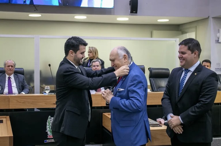 Conselheiro Nominando Diniz é homenageado com a Medalha de Mérito Jurídico Tarcísio Burity