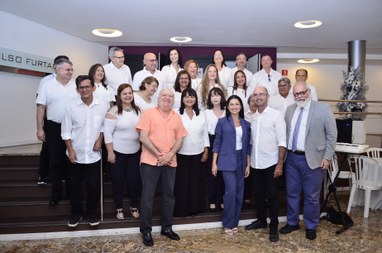 Membros e servidores do TCE recebem visita surpresa da ex-estagiária Juliette no último dia de atividades em 2023