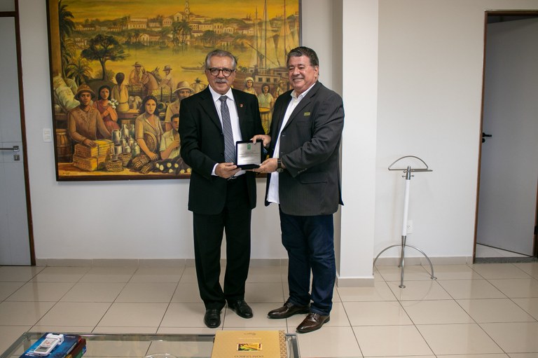 Conselheiro Fernando Catão e o TCE-PB recebem homenagem da SBAU