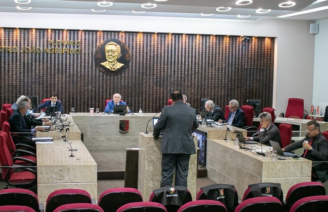 TCE aprova contas de 10 prefeituras e concede prazo ao Estado para regulamentar gratificações do SUS