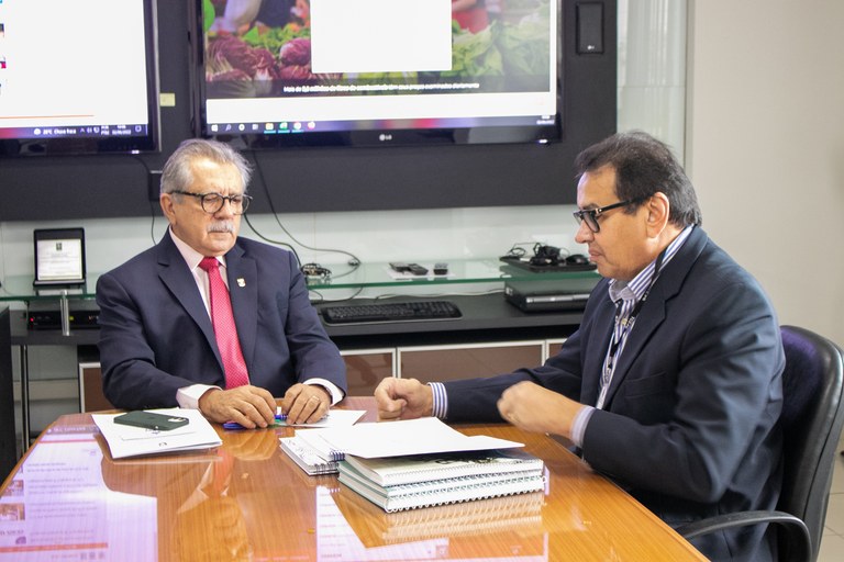 Presidente do TCE-PB recebe visita de cortesia do diretor geral do Zarinha Centro de Cultura