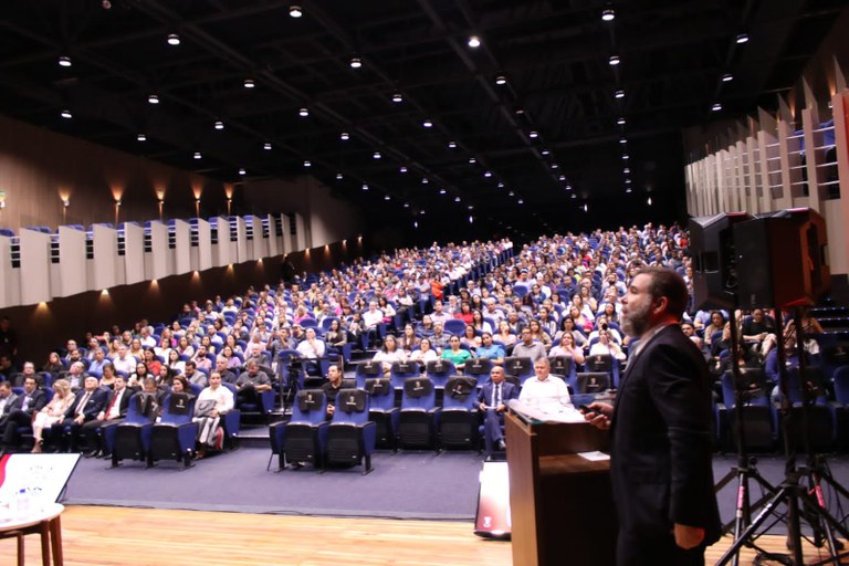 Palestra do TCE-PB com o professor Jacoby Fernandes superlota o Teatro Paulo Pontes