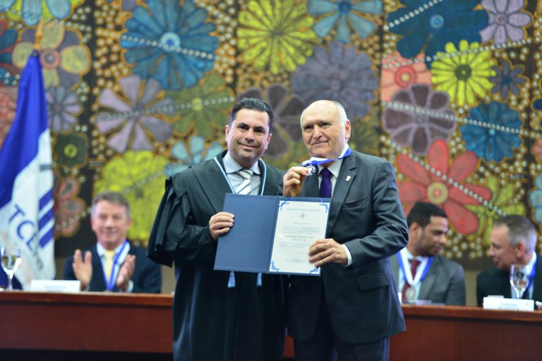 Nominando Diniz foi homenageado durante sessão especial que marcou os 32 anos do TCE de Roraima