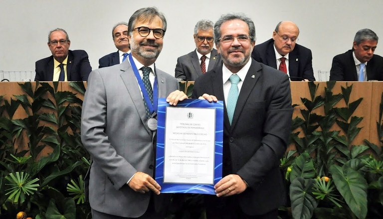 TCE de Pernambuco entrega Medalha de Mérito Nilo Coelho ao conselheiro Fábio Nogueira