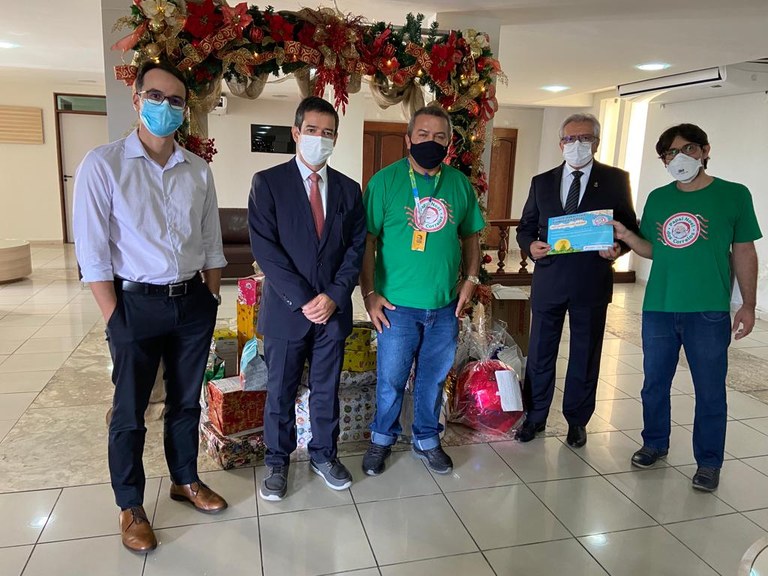 TCE-PB entrega presentes doados pelos servidores ao Papai Noel dos Correios