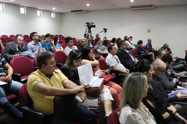 Estudantes universitários acompanham sessão plenária do Tribunal de Contas