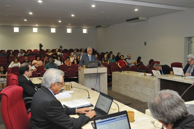 Alunos de Direito da UFPB visitam o TCE e acompanham julgamento de prestação de contas