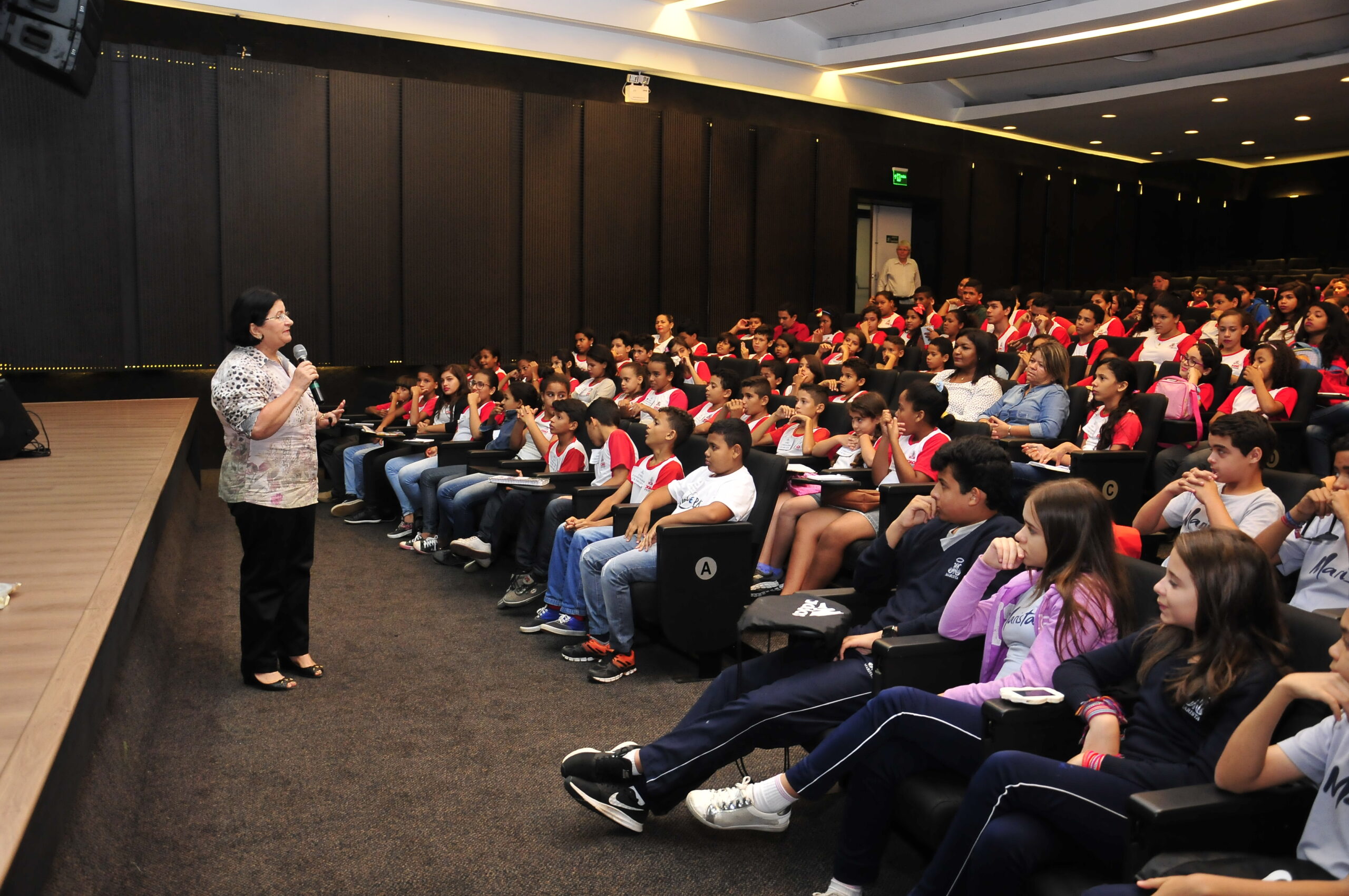 Programa “TCE – Escola e Cidadania” recebe quase 300 estudantes