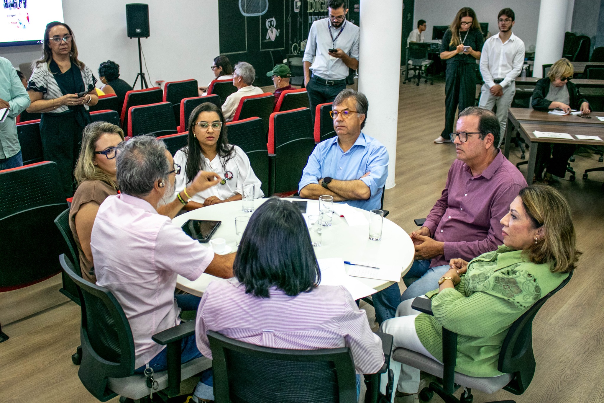 Docentes da UEPB participam de audiência no TCE com deputada para discutir contratação de temporários