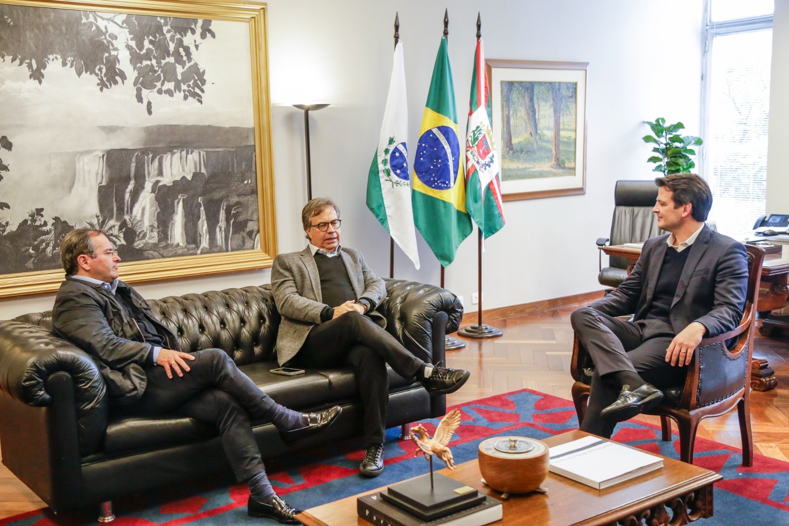 Presidente Fábio Nogueira discute estratégias para cidades inteligentes em encontro com prefeito de Curitiba