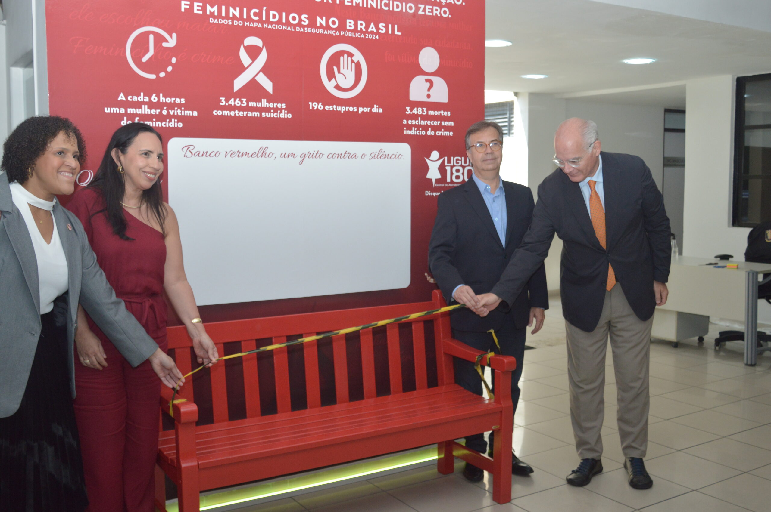 TCE-PB e MPC inauguram Banco Vermelho e reforçam compromisso no combate à violência contra a mulher