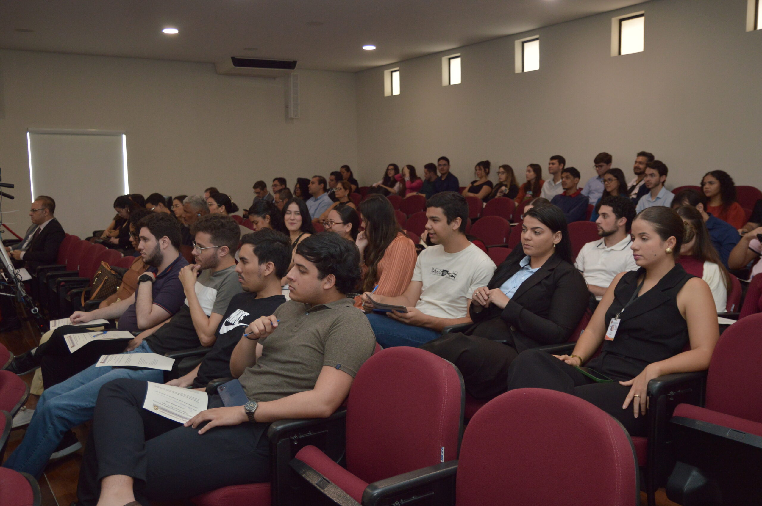 Alunos do Curso de Direito da UFPB acompanham julgamento de prestação de contas no Pleno do TCE