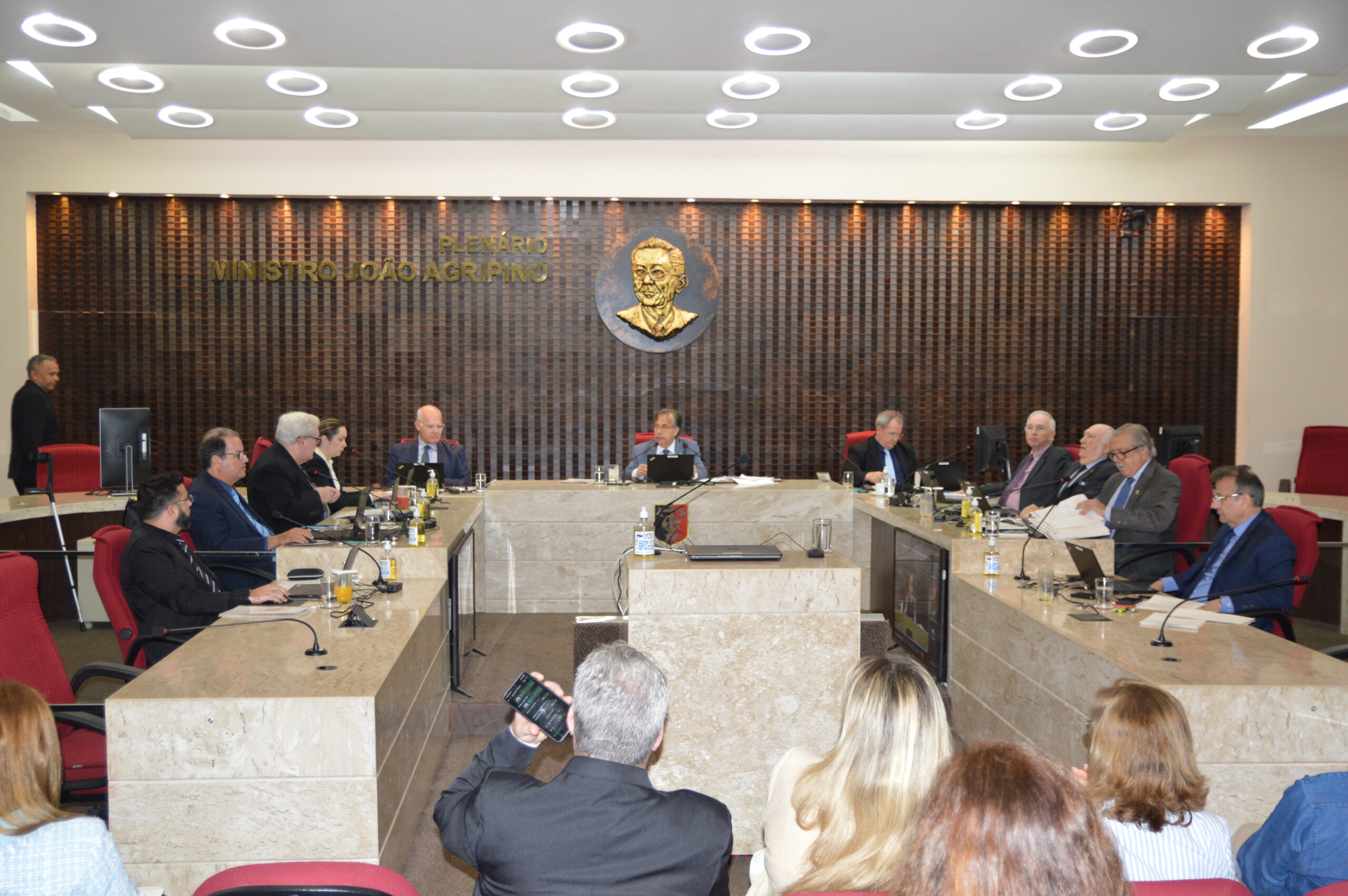 TCE aprova a concessão de Medalha a Catão em sessão marcada pela emoção da despedida