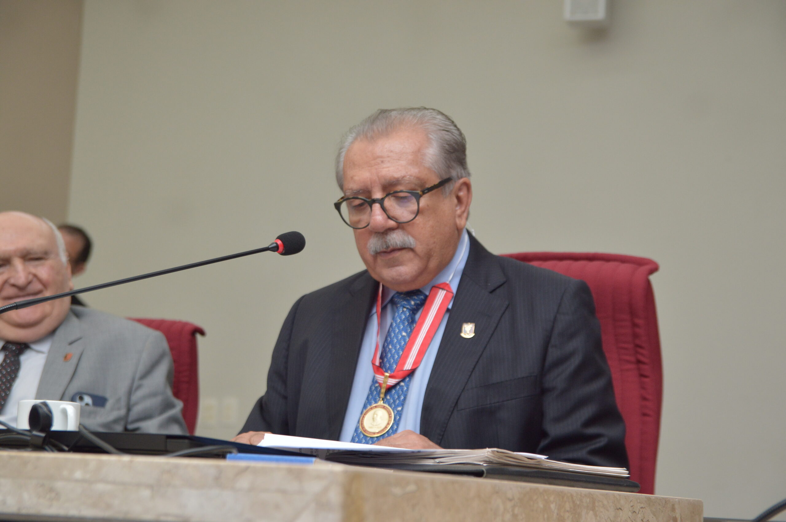 Conselheiro Catão encerra trajetória no TCE-PB com discurso de gratidão e emoção e recebe a Medalha Cunha Pedrosa