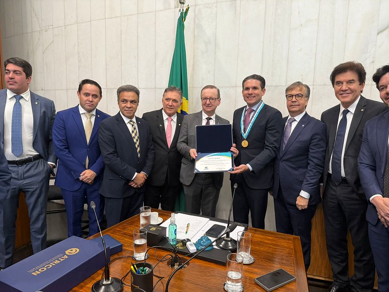 Presidente da Câmara e relator da PEC da Essencialidade recebem Colar do Mérito da Atricon após aprovação histórica