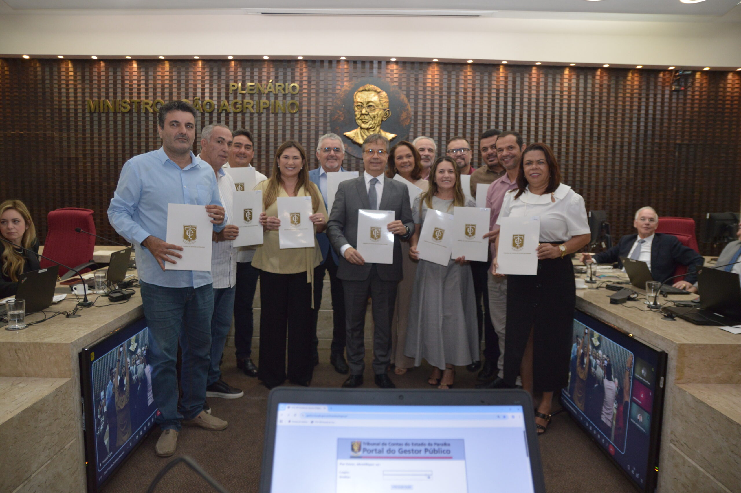 Prefeitos firmam  Pacto com o TCE  para reduzir a 30% dos efetivos o quadro de servidores temporários