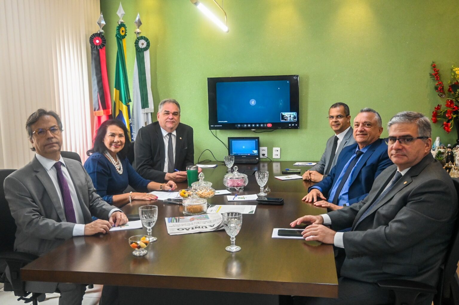 Presidente do TCE-PB destaca diálogo institucional em reunião interpoderes na Defensoria Pública