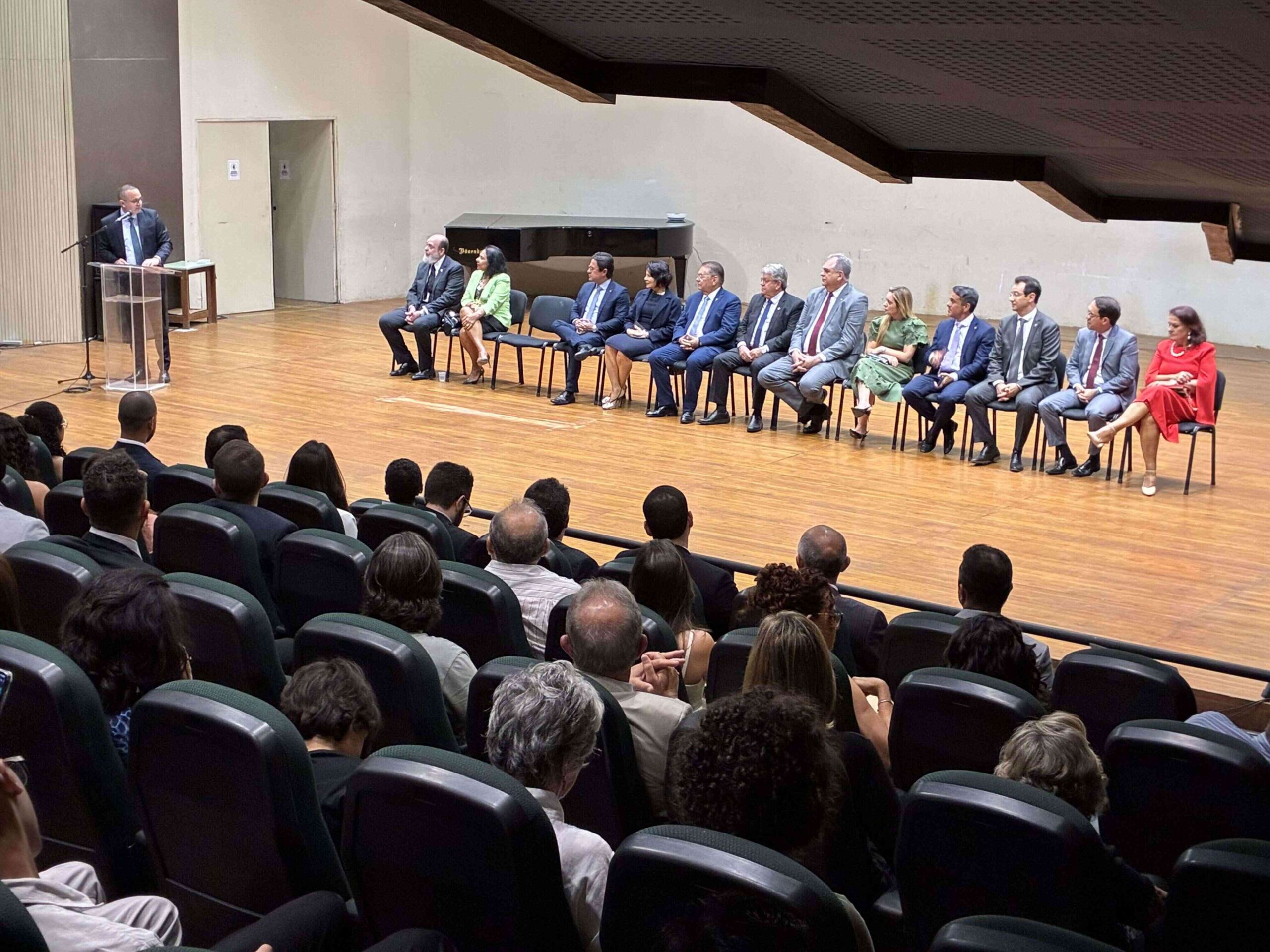 Conselheira Alanna Galdino representa o TCE-PB na posse de novos procuradores e auditores de contas do Estado