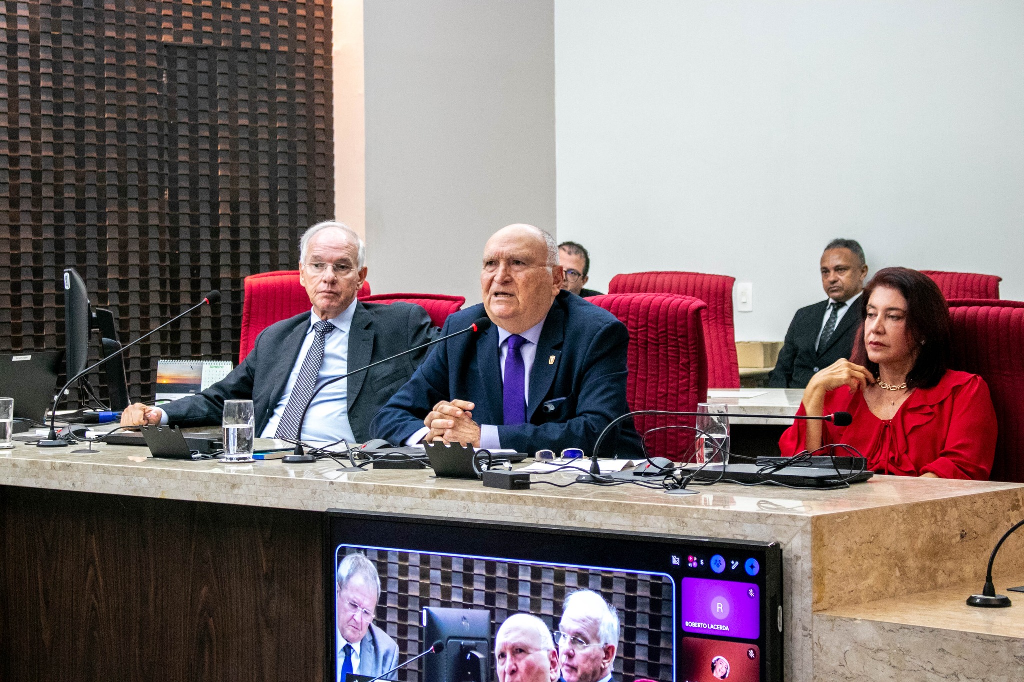 Nominando Diniz oficializa aposentadoria e recebe homenagens em sessão solene no Pleno do TCE-PB