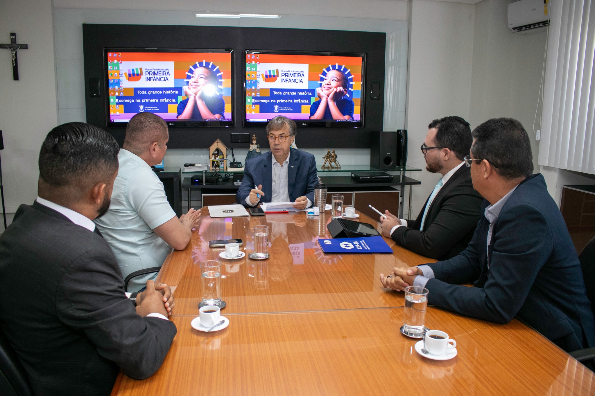 Presidente do TCE-PB recebe representantes do CRA-PB e discute apoio a eventos de gestão pública