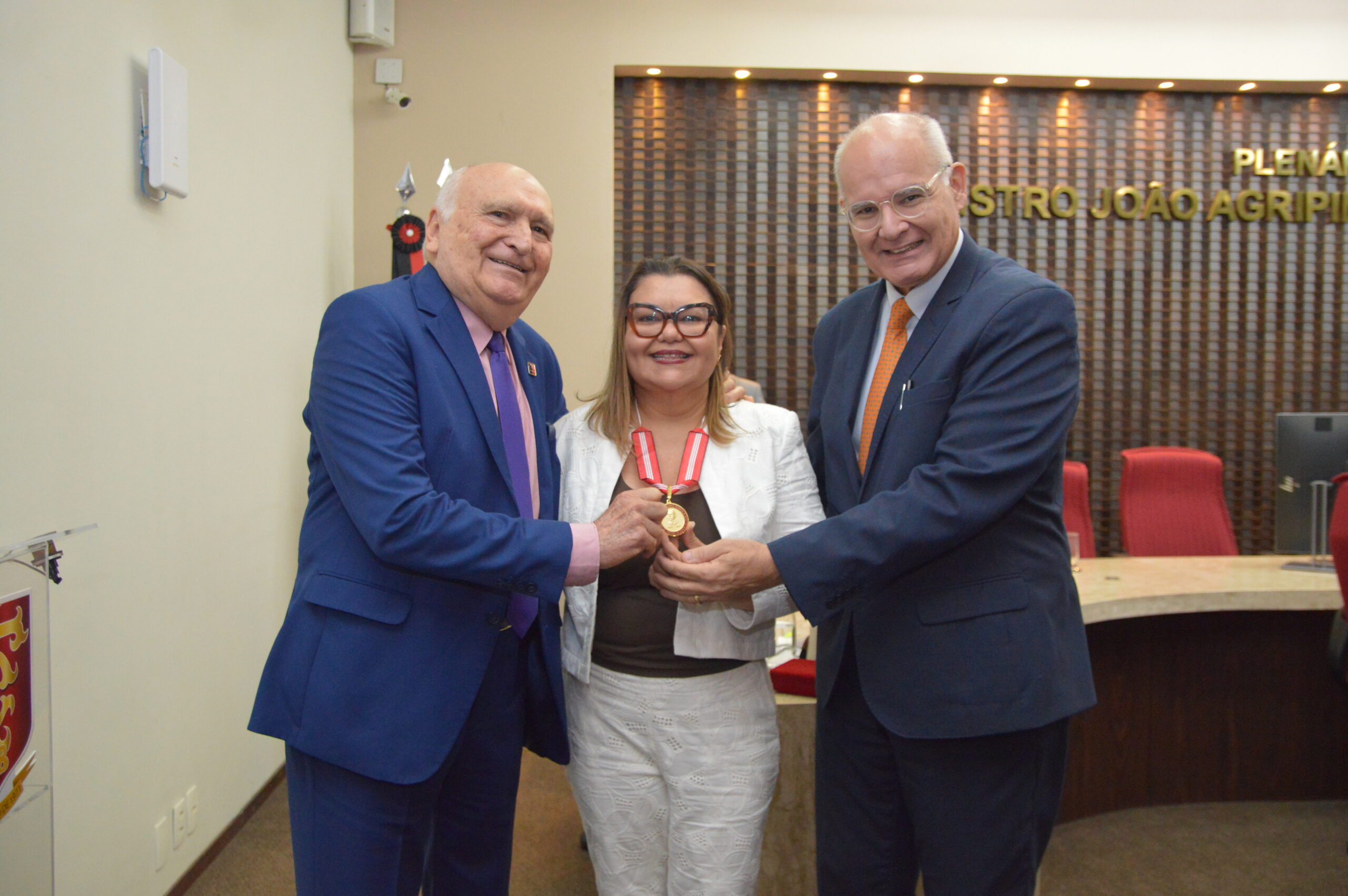 TCE-PB presta homenagem à procuradora Janaína Andrade com a  entrega “Medalha Cunha Pedrosa”