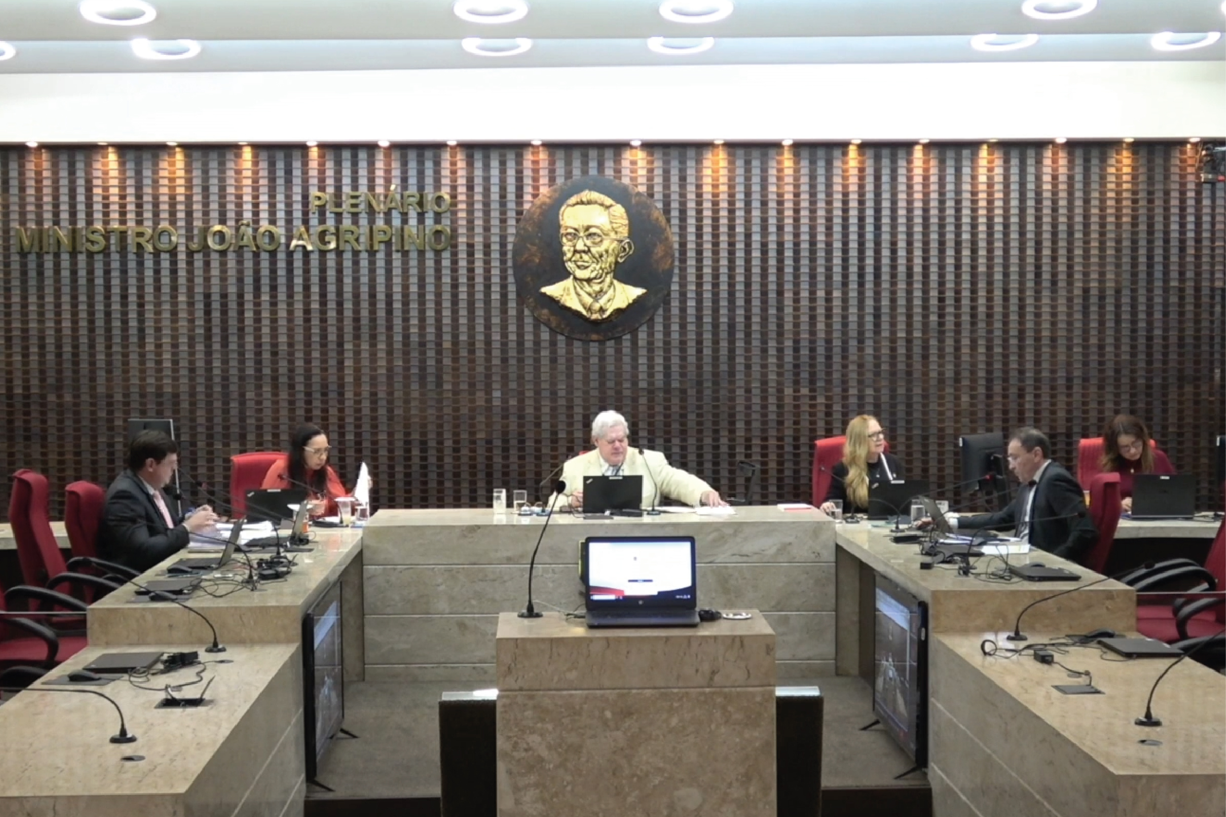 Colegiado do TCE aprova contas de duas câmaras municipais e julga pela irregularidade de licitação