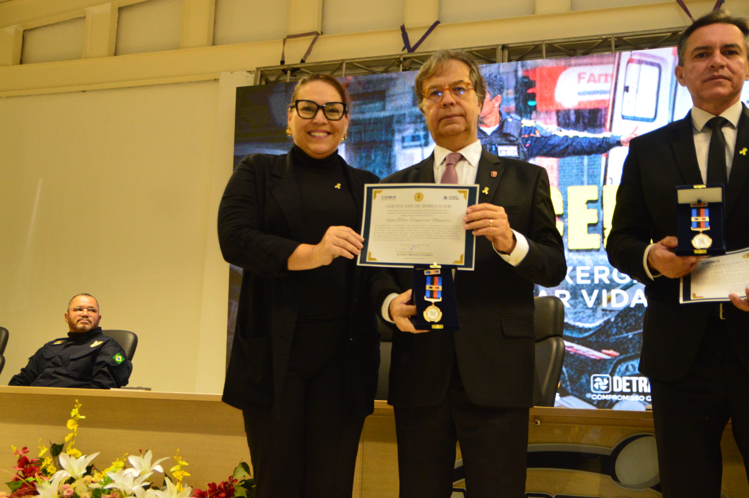 Presidente do TCE-PB é homenageado com Medalha de Mérito do Detran-PB durante abertura do Maio Amarelo 2026