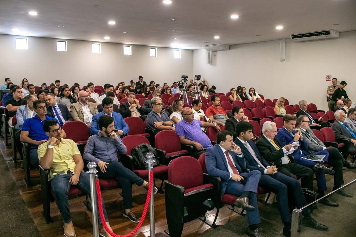 TCE-PB recebe visita de estudantes universitários durante sessão ordinária do Pleno