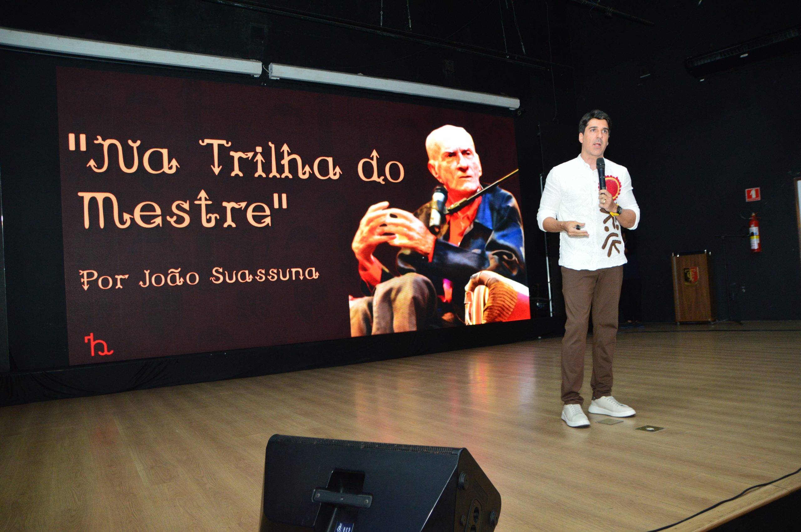 João Suassuna celebra Ariano com aula-espetáculo “Na Trilha do Mestre” em evento no Centro Cultural do TCE