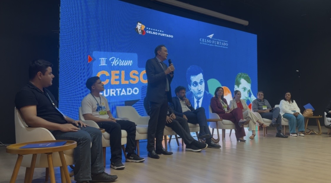 Conselheiro Deusdete Queiroga representa o TCE-PB na abertura do 3º Fórum Celso Furtado