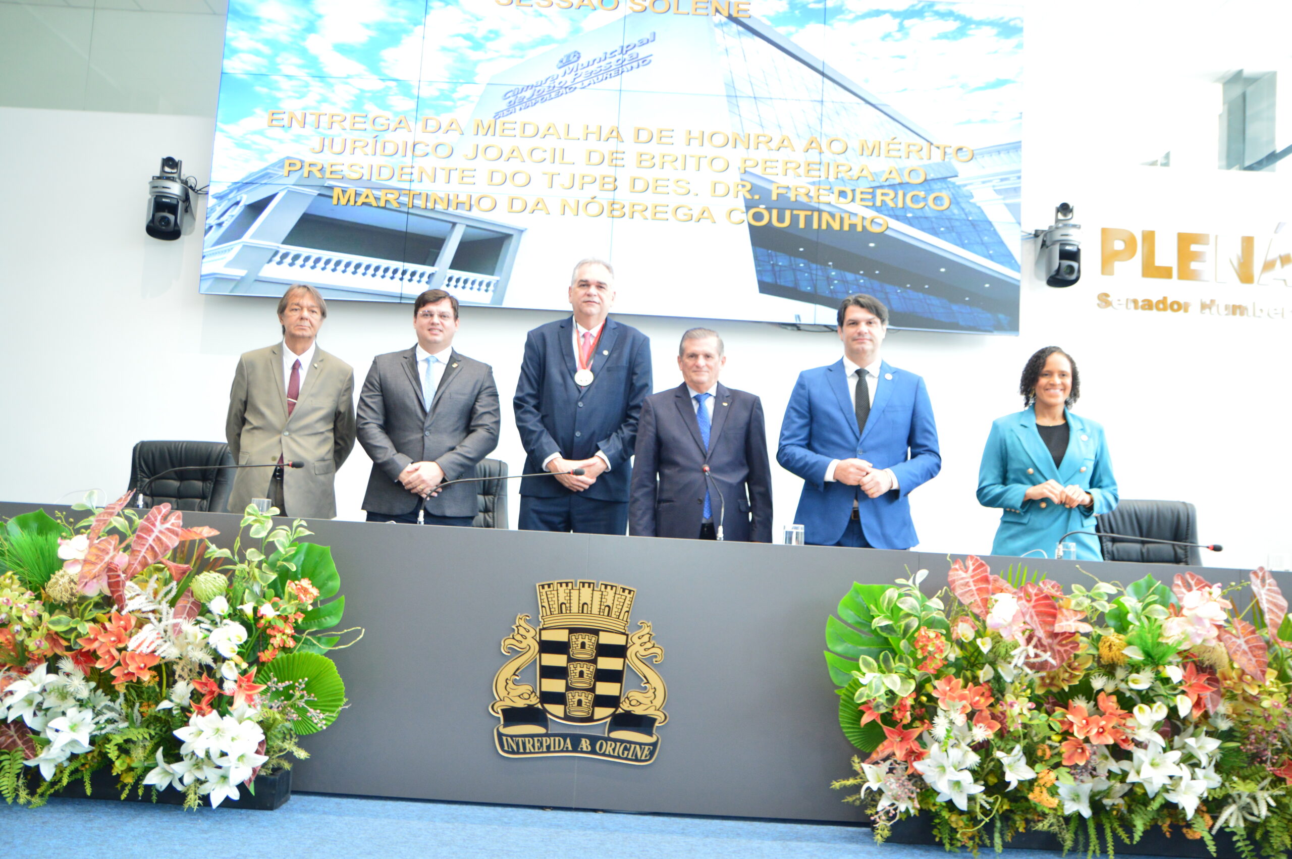 TCE-PB prestigia entrega de honraria jurídica ao presidente do TJPB na Câmara de João Pessoa