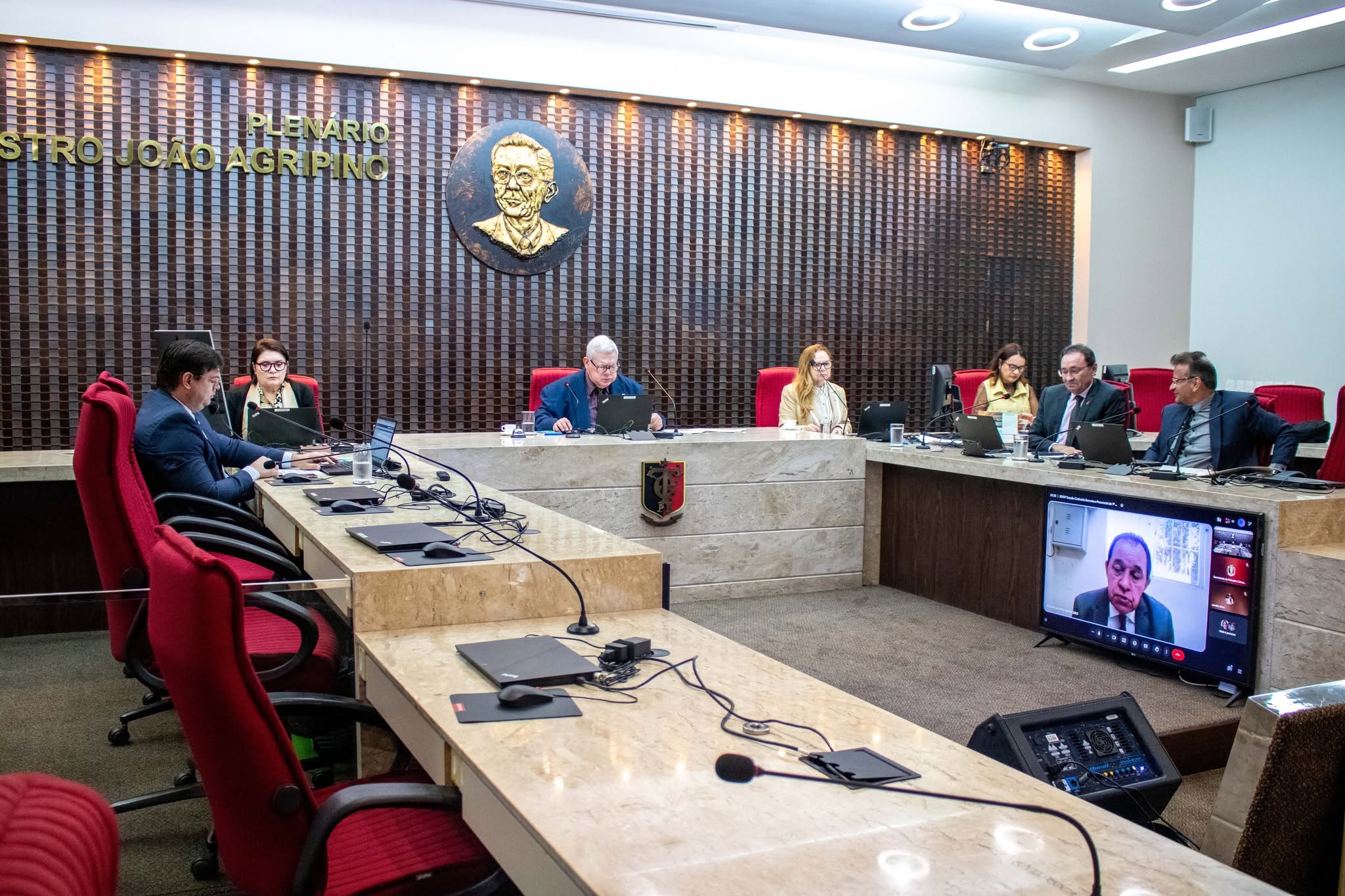 Remuneração excessiva acarreta reprovação de contas das Câmaras de Amparo e Serra Redonda