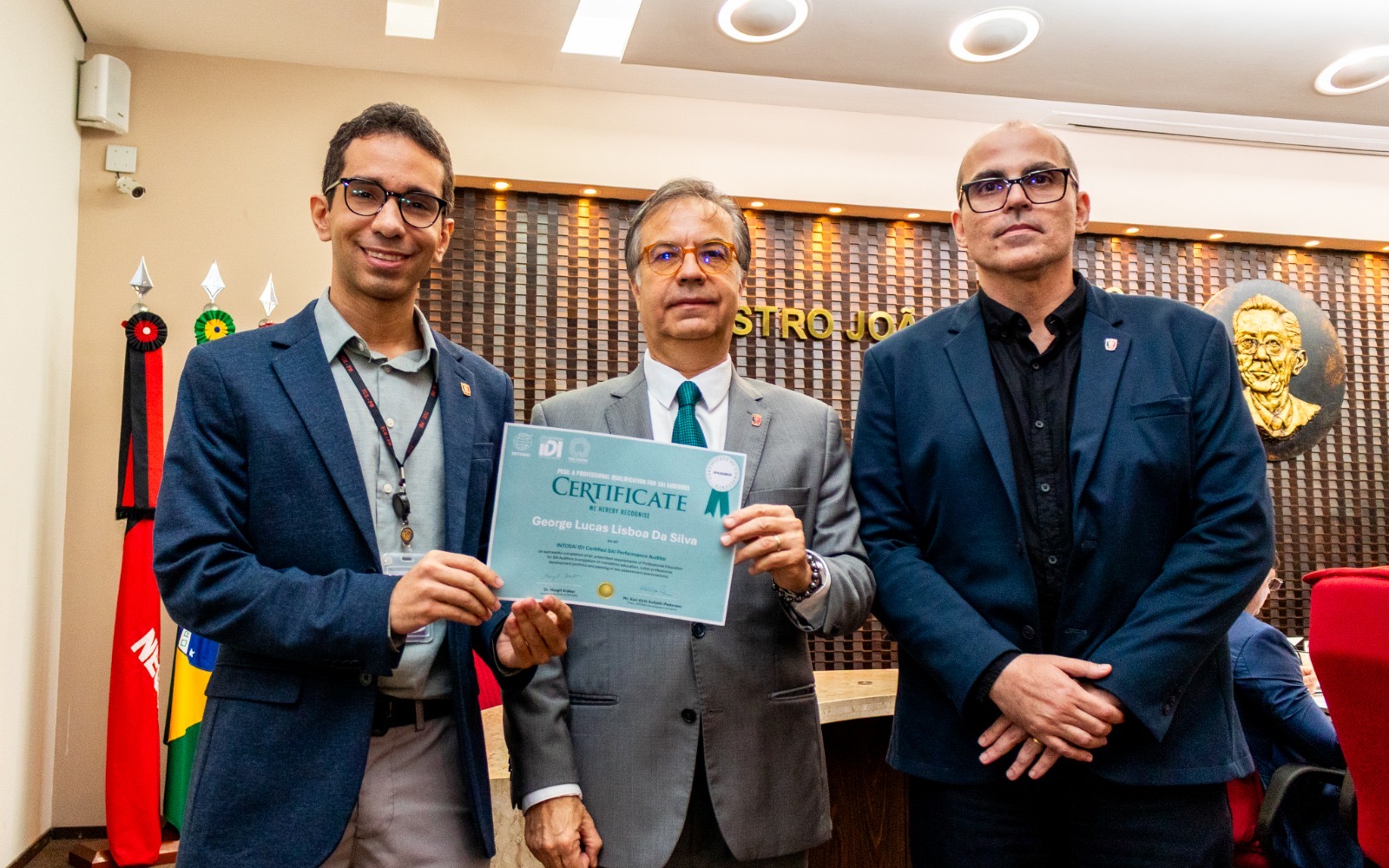 TCE-PB entrega primeira certificação internacional PESA a servidor durante sessão do Pleno