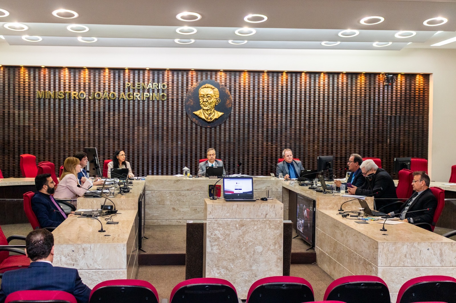 TCE aprova contas de dois municípios e responde consulta de prefeito sobre renovação de contratos contínuos